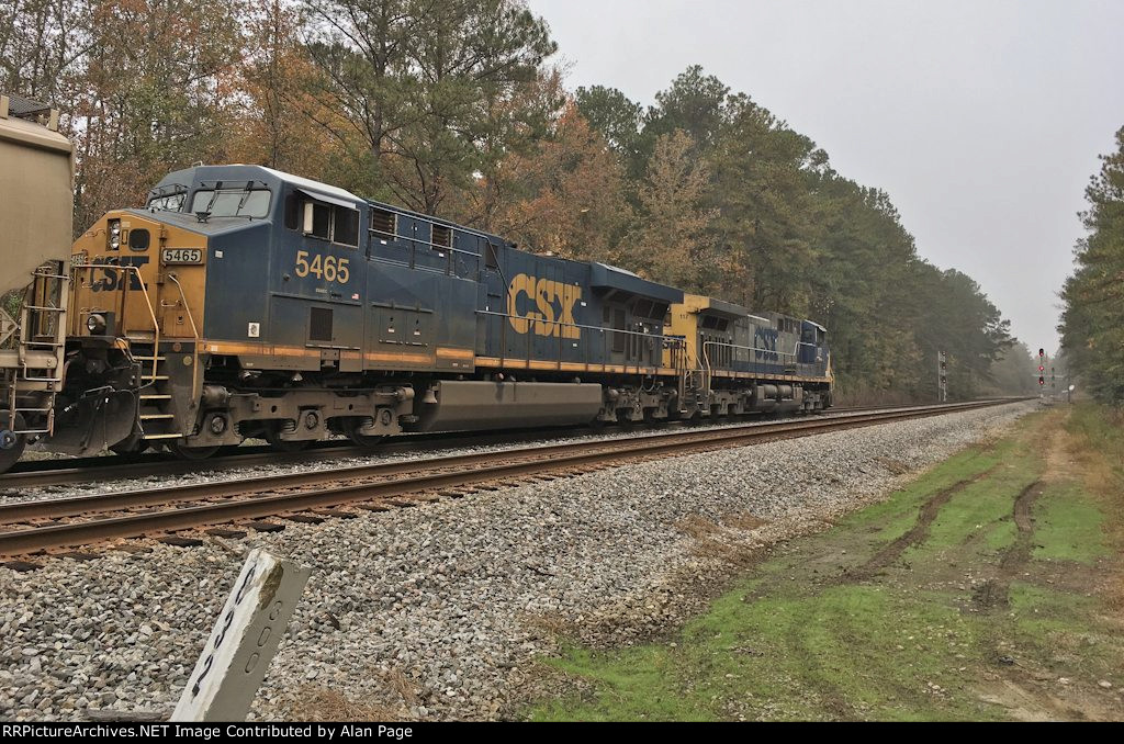CSX 117 and 5465 wait for green at the N.E. Aberdeen signals